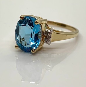 lot 75 image: 10K Yellow Gold Ring w (Assumed) Blue Topaz and 4 White Stone Chips, Size 6