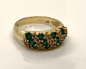 lot 79 image: 10K Yellow Gold Ring w 12 Round Green Stones and 12 Chips,  Size 6-14