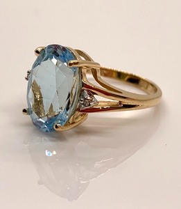 lot 81 image: 10K Yellow Gold Ring w Large Oval (Assumed) Blue Topaz w 2 White Stone Chips, Size 6-34