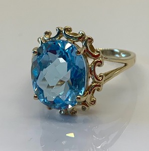 lot 89 image: 10K Yellow Gold Ringw Large Oval (Assumed) Blue Topaz, Size 7