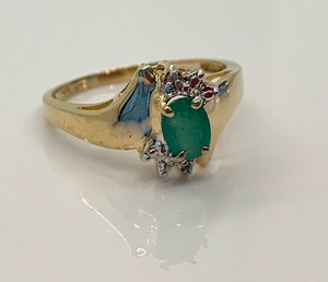 lot 90 image: 10K Yellow Gold Ring wOval (Assumed) Emerald and 4 White Stone Chips, Size 7-14