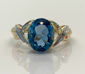lot 93 image: 10K Yellow Gold Ring w Oval (Assumed) Blue Topaz and 2 Tiny Chips,  Size 7-14