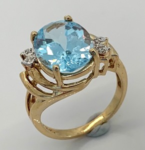 lot 99 image: 10K Yellow Gold Ring w Large Oval (Assumed) Blue Topaz and 4 Chips, Size 7-14