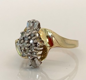 lot 100 image: 10K Yellow Gold Ring w Cluster of Small (Assumed) Diamonds, Size 7-14