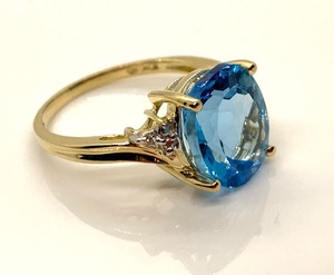 lot 102 image: 10K Yellow Gold Ring w Large Oval (Assumed) Blue Topaz w Many Side Chips, Size 7-12