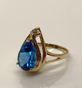 lot 105 image: 10K Yellow Gold Ring w Large Teardrop (Assumed) Blue Topaz and 1 Chip, Size 7-12