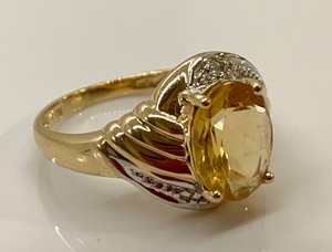 lot 107 image: 10K Yellow Gold Ring w Amber Colored Oval Center Stone, Size 7-12