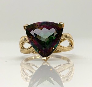 lot 108 image: 10K Yellow Gold Ring w Large Irridescent Triangle-Cut Stone, Size 7-12