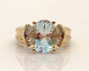 lot 115 image: 10K Yellow Gold Ring w Lg Pale (Assumed) Aquamarine and 6 Channel-Set Chips, Size 7
