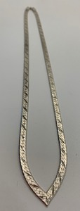 lot 141 image: Flat 17-12 Sterling Silver Chevron Serpentine Neck Chain w Brushed Striated Pattern