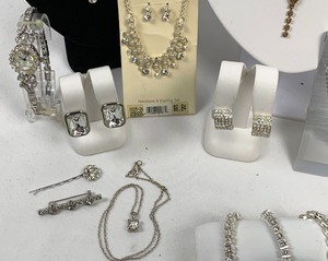 lot 226 image: Rhinestones - The Finer Side