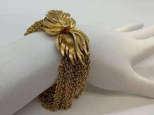 lot 229 image: Collectible Vintage Trifari - 1 Trifari Pat. Pending (1937-1955) 16 Necklace and 2 Crown Trifari  Bracelets (1955-1969)