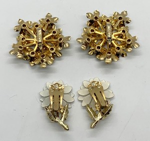 lot 245 image: Vintage Coro Clip-On Earrings, 2 Pair