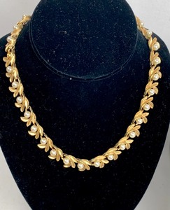 lot 252 image: Avon Calling