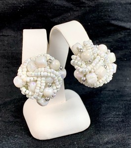 lot 262 image: Vintage Clip-On Earrings in White and Gold, 4 Pair