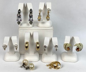 lot 274 image: Vintage Screw-Back Earrings, 8 Pair