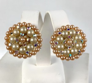 lot 276 image: Vintage Clip-On Earrings, 7 Pair