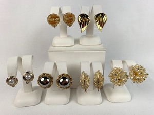 lot 279 image: Vintage Clip-On Earrings, 6 Pair