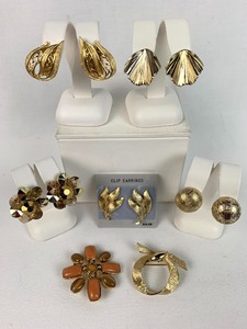 lot 281 image: Vintage Jewelry - 5 Pair of Clip-On Earrings and 2 Brooches