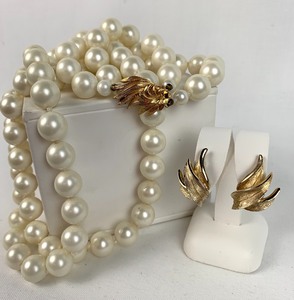 lot 283 image: Vintage Jewelry - Pearls, Gold Tones and Purple - 7 Pair of Earrings and 1 Brooch