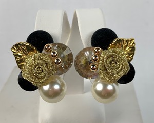 lot 284 image: Interesting Black and Gold Clip-On Earrings, 6 Pair