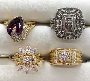 lot 307 image: Fashion Rings, Size 7, Group B - 4 Rings