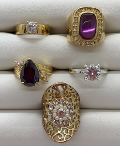 lot 308 image: Fashion Rings, Size 7, Group C - 5 Rings