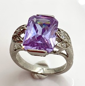 lot 313 image: Fashion Rings, Size 7, Group H - 3 Rings And A Card of 5 Bands