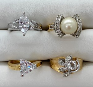 lot 323 image: Fashion Rings, Size 8, Group A - 4 Rings