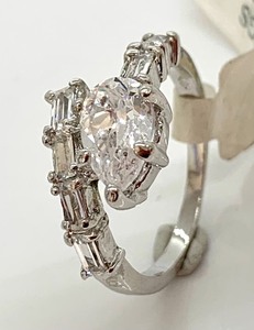 lot 325 image: Fashion Rings, Size 8, Group C - 4 Rings New With Orig. Tags