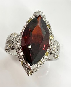 lot 326 image: Fashion Rings, Size 8, Group D - 5 Rings