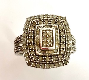 lot 332 image: Fashion Rings, Size 9, Group C - 1 Single Ring and 1 Set