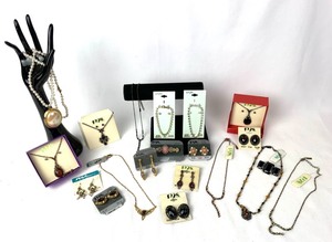 lot 339 image: Better Costume Jewelry - 1928 Brand