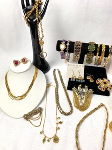lot 341 image: Better Costume Jewelry - Golden Elegance and a Magnifying Glass