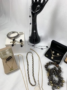 lot 344 image: Better Costume Jewelry - Film Noir