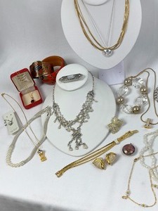lot 348 image: Better Costume Jewelry - A Little of This, A Little of That, and A Great Many Deals