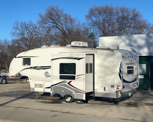 lot 1 image: 2006 Forest River Grand Surveyor Fifth Wheel Travel Trailer Camper