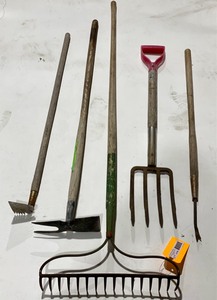 lot 199 image: Garden Tools