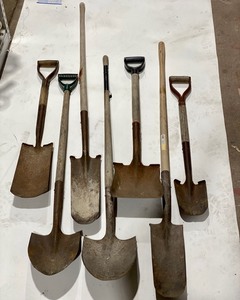 lot 200 image: Shovels