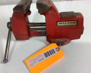 lot 211 image: Vise
