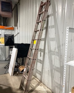 lot 122 image: 20 Foot Extension Ladder