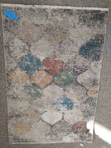 lot 5 image: Alino Multi 3 ft. x 4 ft. Quatrefoil Area Rug