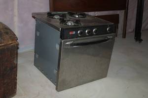 lot 42 image: Coleman Oven Range 3-Burner 22Wx22Dx21H