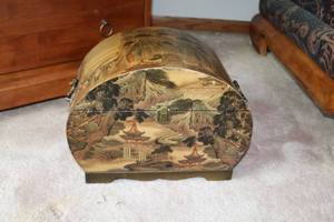 lot 131 image: Decorative Chest 14-12Lx9Wx 10-12H