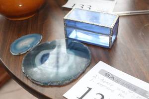 lot 137 image: Lot of (2) Table Dcor - Agate Slabs (x2), Glass Keepsake Box (x1)