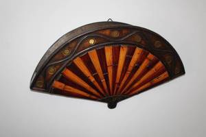 lot 129 image: Wood Fan Basket Wall Dcor 24Wx13H