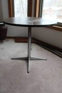 lot 14 image: Pedestal Table 30Dx27-12H