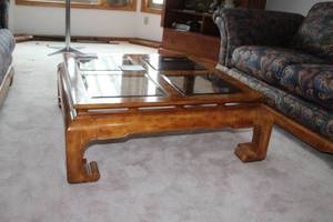 lot 8 image: Wood Coffee Table with Glass Top 40Lx40Wx15H