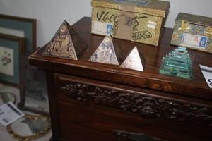 lot 86 image: Lot of (4) Pyramid Table Dcor