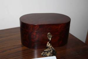 lot 89 image: Oval Wood Locking Box with Key 8Lx 5-12Wx 4-12D